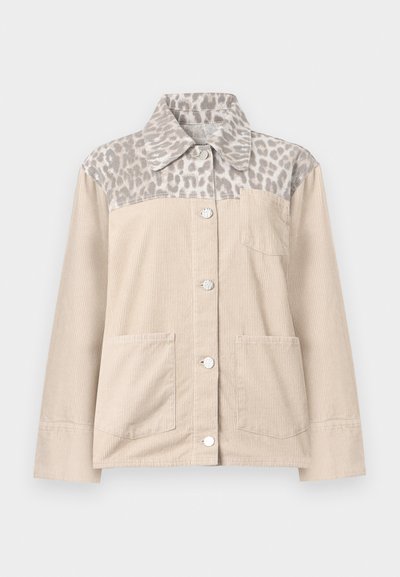 Μπεζ μπουφάν από κορντόρι με γκρι σχέδιο λεοπάρ στον ώμο, δύο μπροστινές τσέπες, κλείσιμο με κουμπιά και κλασικό γιακά. Λεπτομέρειες υφής στο ύφασμα.