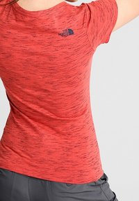 The North Face T-shirt med print - mottled red