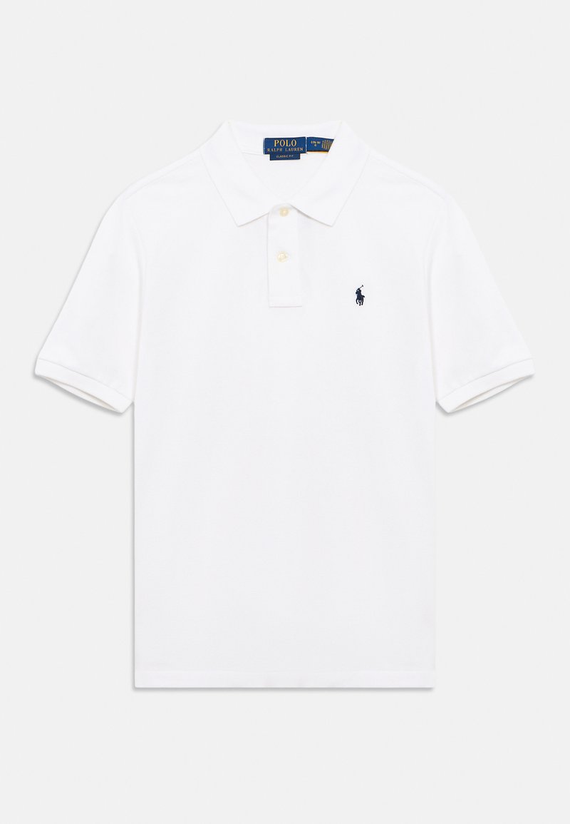 Λευκό πόλο μπλουζάκι από βαμβάκι με κλασικό γιακά, πατιλέτα με δύο κουμπιά, κοντά μανίκια και μικρό ναυτικό λογότυπο στο αριστερό στήθος.