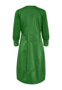 Zelené šaty s kulatým výstřihem, 3/4 nafouknutými rukávy, pasovým švem a mírně rozšířeným lemem. Hladká látka, jednoduchý design, žádné vzory.