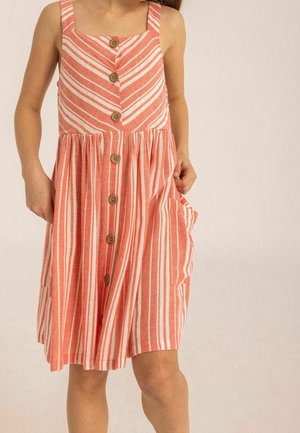 Robe avec un décolleté carré, rayures verticales roses et blanches, boutons en bois sur le devant, et poches latérales ; jupe évasée et texture du tissu visible.