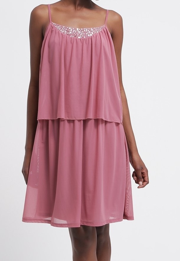 Ärmelloses Kleid in sanftem Rosa, fließendem Chiffonstoff mit einem geschichteten Design und einem verzierten Ausschnitt, der kleine, glänzende Akzente aufweist.