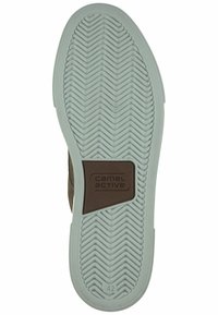Schuhsohle mit einem Zickzack-Laufmuster aus hellgrauem Gummi, versehen mit einem braunen Akzentetikett, auf dem "camel active" und die Größe "42" abgebildet sind.