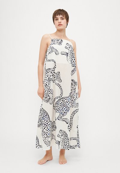 Abito maxi in stampa leopardata realizzato in un leggero tessuto bianco. Presenta spalline sottili e un design fluido e morbido con accenti neri e blu.