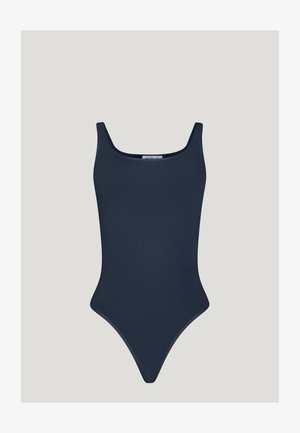 Maillot de bain une pièce bleu marine avec décolleté en U, fines bretelles, et jambes échancrées ; fabriqué en tissu lisse et extensible.