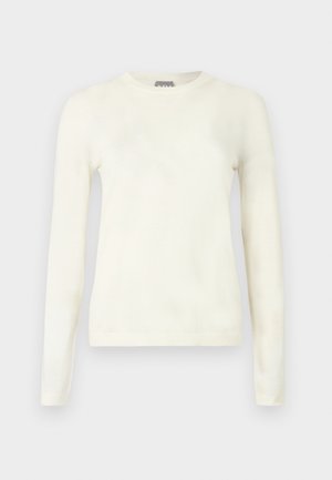 Sweter z długim rękawem w kremowym kolorze, pleciony, z okrągłym dekoltem, zaprezentowany na płasko na jasnoszarym tle.