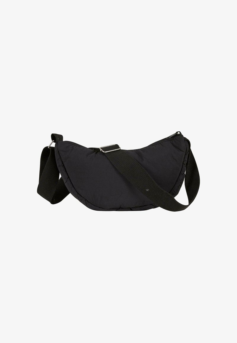 Sac d'épaule noir en forme de croissant avec une large sangle en tissu réglable et une fermeture éclair sur fond blanc.