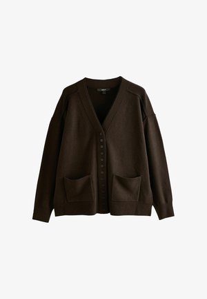 Donkerbruine knoop-up cardigan met V-hals, lange mouwen en twee voorzakken, weergegeven op een witte achtergrond.