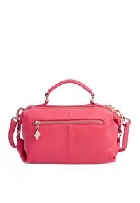 Borsa a tracolla in pelle rosa con finitura testurizzata, apertura con zip, tasca frontale e tracolla rimovibile. Comprende dettagli in metallo dorato.