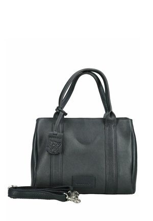 Černá kožená kabelka s dvojitými uchy, odnímatelným ramenním popruhem a raženým logem značky na přední straně a visací visačkou.