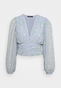 Ljusblå blommig blus med puffärmar, draperad detalj vid midjan och v-halsringning. Har en blandning av vita och gröna blommönster.