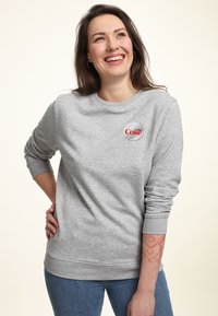 Felpa grigia in cotone con collo tondo e maniche lunghe, con il logo rosso "Diet Coke" sul petto e polsini e fondo a costine.