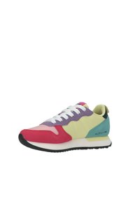 Sneaker multicolore con pannelli viola, gialli, rossi e teal; presenta lacci bianchi, una suola in gomma texturizzata e un branding minimale.