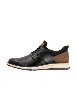 Schwarzer Ledersneaker mit braunem Absatz, schwarzen Schnürsenkeln, weißer Sohle und schwarzem Kragen auf weißem Hintergrund, Seitenansicht.