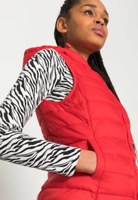 ONLY ONLNEWTAHOE HOOD - Colete - high risk red