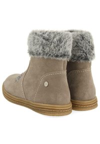 Botas de tobillo de ante color castaño con un puño de piel sintética gris, que cuentan con un adorno decorativo plateado y una suela de goma ligera.