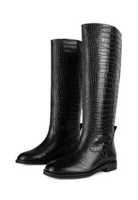 Ein Paar schwarze kniehohe Stiefel mit Krokodilstruktur, niedrigem Absatz und runder Spitze auf weißem Hintergrund.