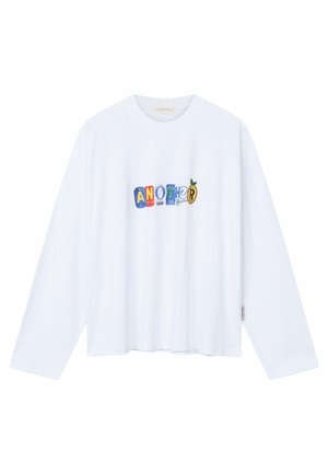 Weißes Langarmhemd mit mehrfarbigen, stilisierten Buchstaben, die "ANOTHER" über die Brust buchstabieren.