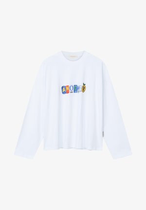 Weißes Langarmhemd mit mehrfarbigen, stilisierten Buchstaben, die "ANOTHER" über die Brust buchstabieren.