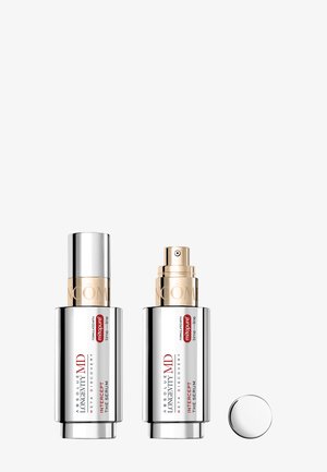 Zwei silberne Kosmetikflaschen mit der Aufschrift Lancôme Absolue Longevity MD Intercept The Serum, eine mit Deckel auf und eine mit entferntem Deckel daneben.