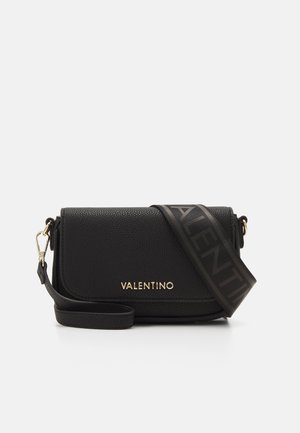Černá kožená crossbody kabelka s texturou, zlatým logem značky, nastavitelným popruhem se vzorem a kompaktním obdélníkovým tvarem.