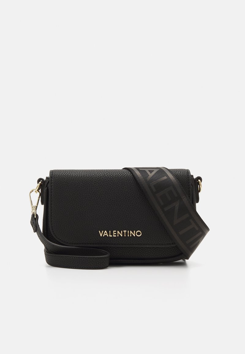 Bolso bandolera de cuero negro texturizado con logo de la marca en dorado, correa ajustable con patrón y forma rectangular compacta.