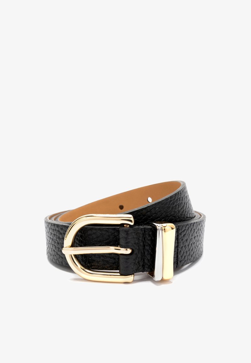 Czarny skórzany pasek o teksturowanym wykończeniu, z podwójną złotą klamrą i srebrnym akcentem w pobliżu klamry.