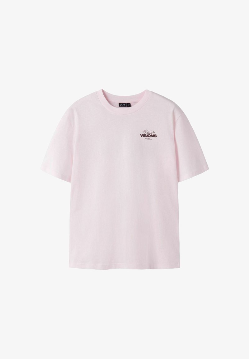 T-shirt rose clair à manches courtes avec un col rond et un petit texte noir ""VISIONS"" sur le côté gauche de la poitrine.