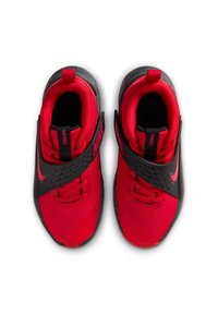 Czerwone i czarne sneakersy Nike z siateczkową cholewką, teksturowanymi bocznymi akcentami oraz paskiem na sznurowadłach dla pewnego dopasowania.