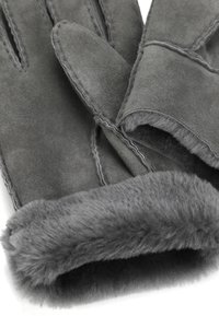 Para szarych zamszowych rękawiczek z widocznym szwem i miękką, grubą podszewką z polaru przy mankietach.