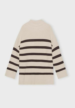 Cremfarbene Strickjacke mit langen Ärmeln und hohem Kragen, die horizontale dunkelbraune Streifen und eine gerippte Textur aufweist.