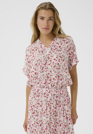 Blumenkleid mit einem hellrosa Grundton, kleinen roten und grünen Blumen, einem V-Ausschnitt, kurzen Ärmeln und einem elastischen Bund.