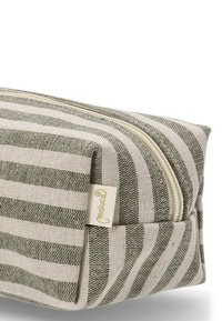 Bolsa con cremallera a rayas en tela verde y crema. Cuenta con una etiqueta en la costura lateral. Diseño rectangular texturizado con fondo plano.