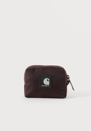 Pequeño bolso marrón oscuro con textura y cremallera, con parche del logo negro de Carhartt en el frente, sobre un fondo claro y sencillo.