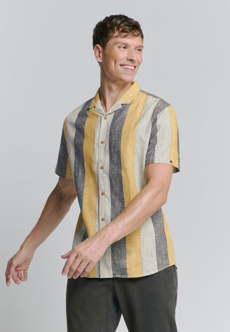 Korte mouw knoopshirt met verticale strepen in geel, grijs en wit, gemaakt van een lichte stof met een casual kraagontwerp.
