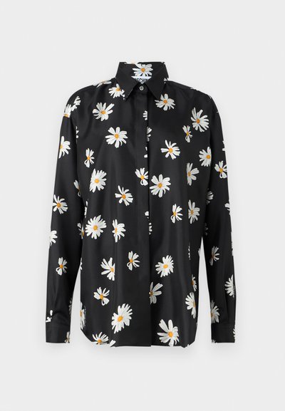 Svart skjorta med knappupptäckning som har ett prydnadstryck av prästkragar i vitt och gult. Tillverkad av ett mjukt tyg med klassisk krage och långa ärmar.