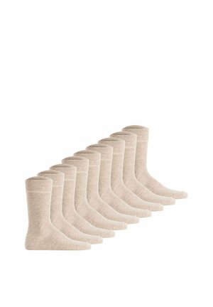 Zehn Paar beige Knöchelsocken, diagonal auf weißem Hintergrund angeordnet.