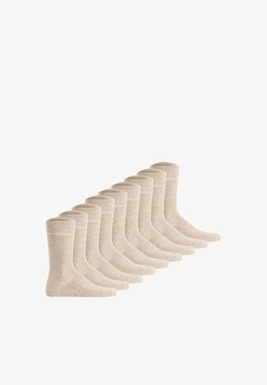 Zehn Paar beige Knöchelsocken, diagonal auf weißem Hintergrund angeordnet.