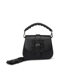 Czarna skórzana torebka z plecioną rączką, ozdobiona koralikowym elementem dekoracyjnym z przodu oraz frędzlami po bokach dla dodatkowego detalu.