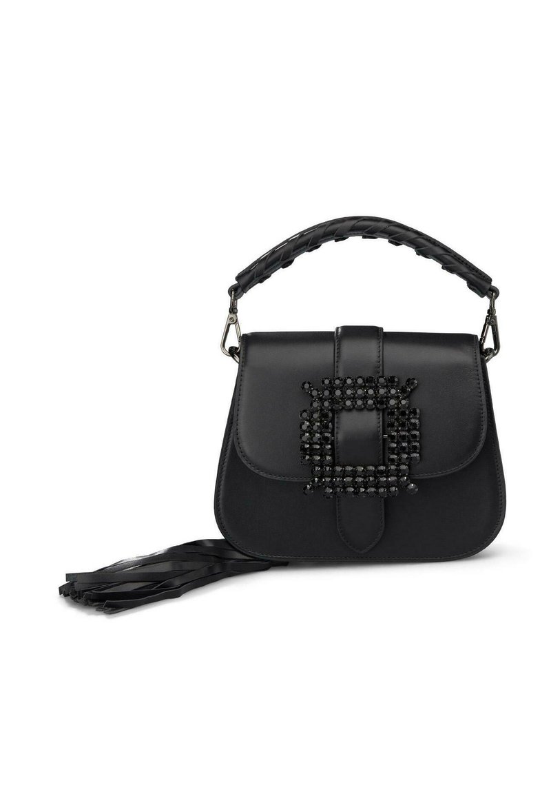 Czarna skórzana torebka z plecioną rączką, ozdobiona koralikowym elementem dekoracyjnym z przodu oraz frędzlami po bokach dla dodatkowego detalu.
