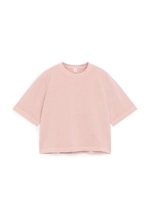 T-shirt corta rosa chiaro con maniche corte e scollo rotondo, distesa su uno sfondo bianco.