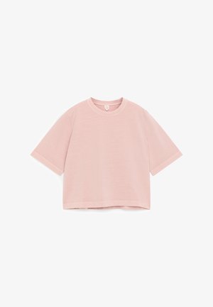 Lichtroze, kort mouw, cropped t-shirt met een ronde hals, plat gelegd op een witte achtergrond.