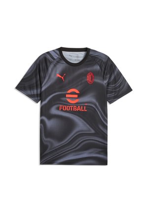 Sort sportstrøje med rød Puma-logo, AC Milan-logo og "Football" tekst i rødt foran, korte ærmer, rund hals.