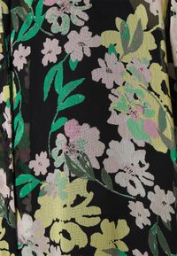 Tecido com padrão floral em preto, com flores e folhas verdes, amarelas e rosa pálido. Leve, com uma textura ligeiramente texturizada.