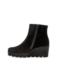 Bottines en daim noir avec une fermeture éclair sur le côté, semelle compensée et plateforme texturée. Présentent un bout arrondi et des détails de couture subtils.
