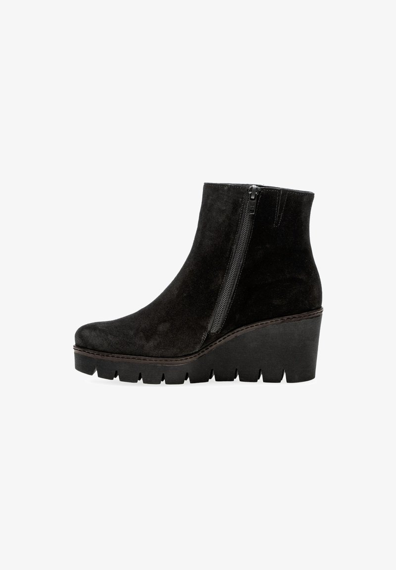 Bottines en daim noir avec une fermeture éclair sur le côté, semelle compensée et plateforme texturée. Présentent un bout arrondi et des détails de couture subtils.