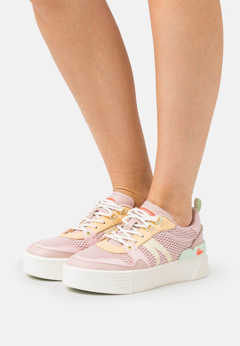Rosa und gelbe Mesh-Sneaker mit weißen Sohlen, ausgestattet mit einer Schnürdesign, einem mintgrünen Akzent und einer strukturierten Überlagerung an der Zehenpartie.