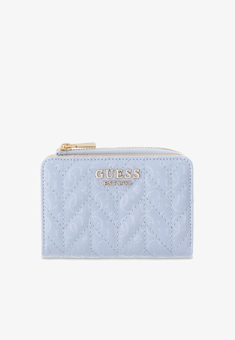 Portefeuille matelassé bleu clair avec logo GUESS doré et fermeture éclair, présentant une texture subtilement texturée et une forme rectangulaire compacte.