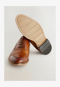 Unselected, tan brown