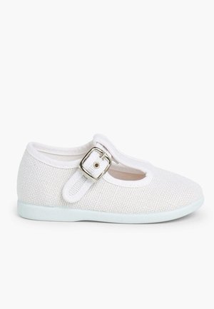 Zapato blanco tipo Mary Jane con parte superior de malla texturizada, puntera redonda y un cierre de hebilla plateada sobre una suela azul claro.